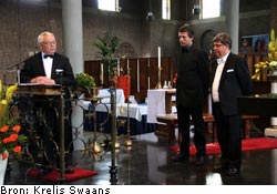 Voorzitter Jan van de Put dankt de dirigent Jos Vingerhoets en de organist Harrie Swinkels